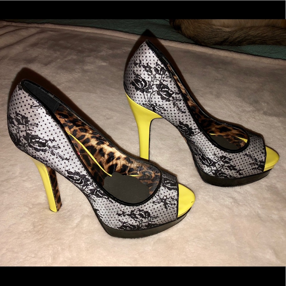 Betsey Johnson Black Lace Yellow Open Toe Shoe 9.5